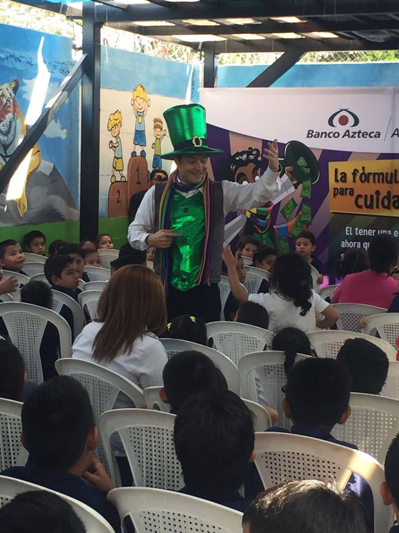 Niños disfrutando de la obra de teatro